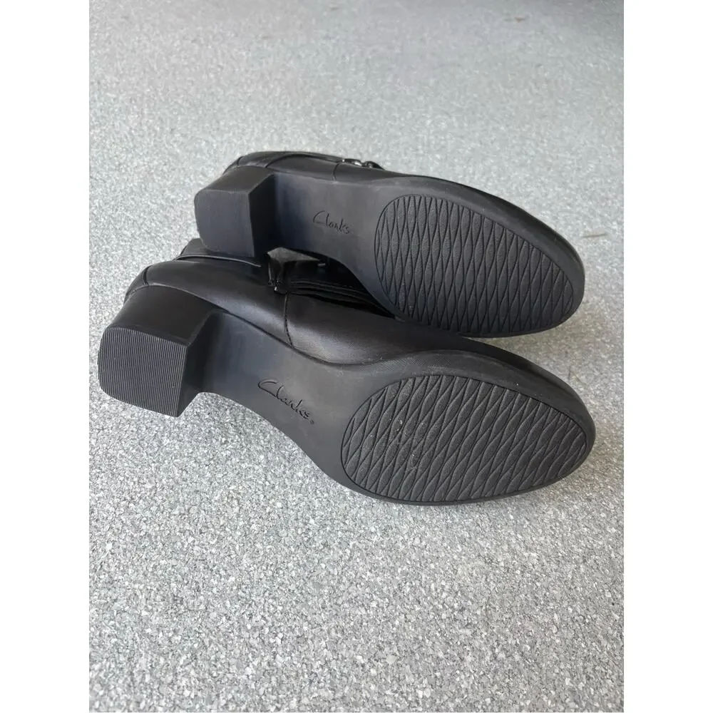 NWOB Clarks Women's block heel Ankle Boots size 11W
